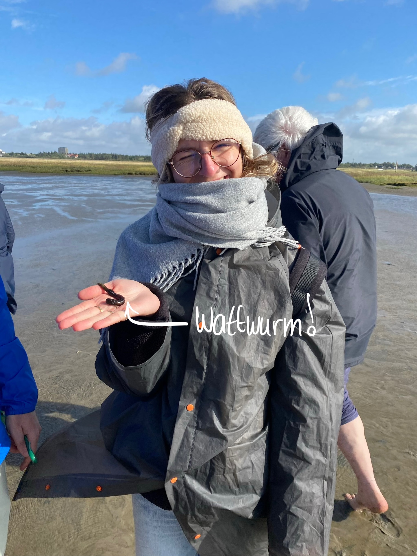 Samantha an der Nordsee mit einem Wattwurm auf der Hand